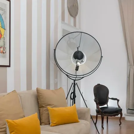 New! Spanish Step Design Apartment Rom